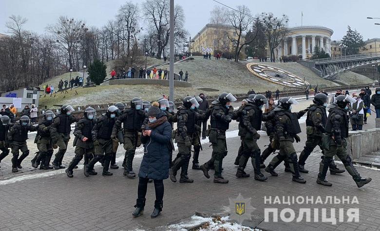 В центре Киева произошли серьезные столкновения между силовиками и протестующими (фото, видео)