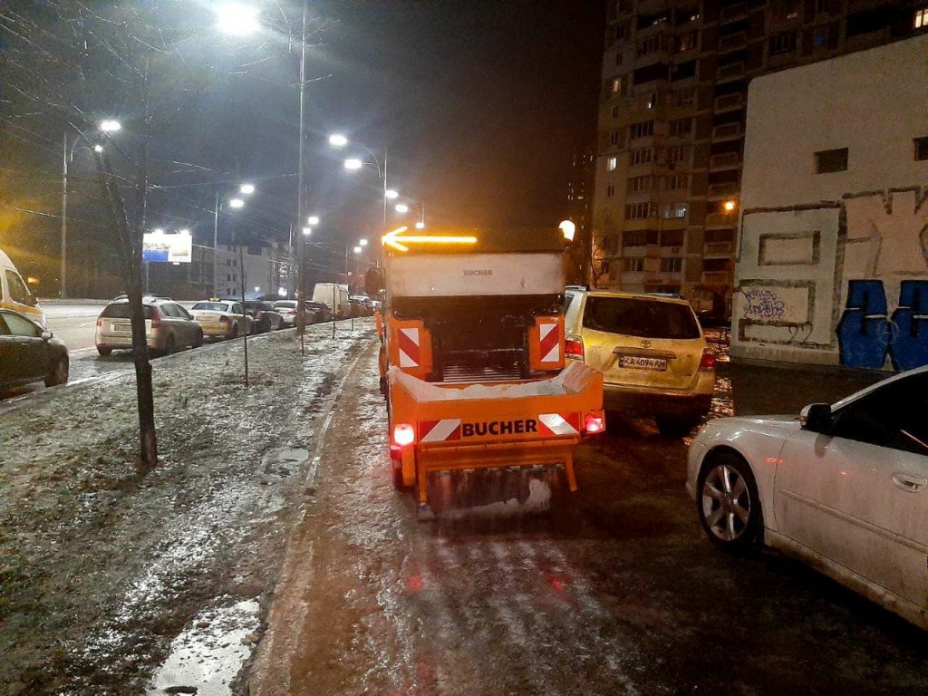 Сегодня, 12 декабря, столичные коммунальщики продолжают обрабатывать дороги и тротуары противогололедными средствами (фото)