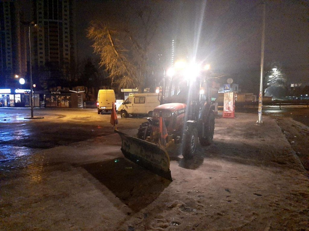 Сегодня, 12 декабря, столичные коммунальщики продолжают обрабатывать дороги и тротуары противогололедными средствами (фото)