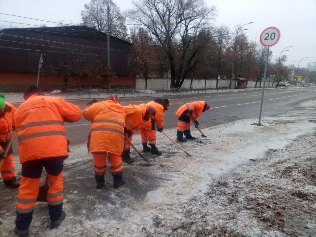 Сегодня, 12 декабря, столичные коммунальщики продолжают обрабатывать дороги и тротуары противогололедными средствами (фото)