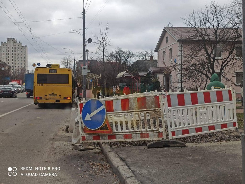 В “Киевавтодоре” пообещали, что провал на тротуаре на проспекте Лобановского будет ликвидирован при благоприятной погоде