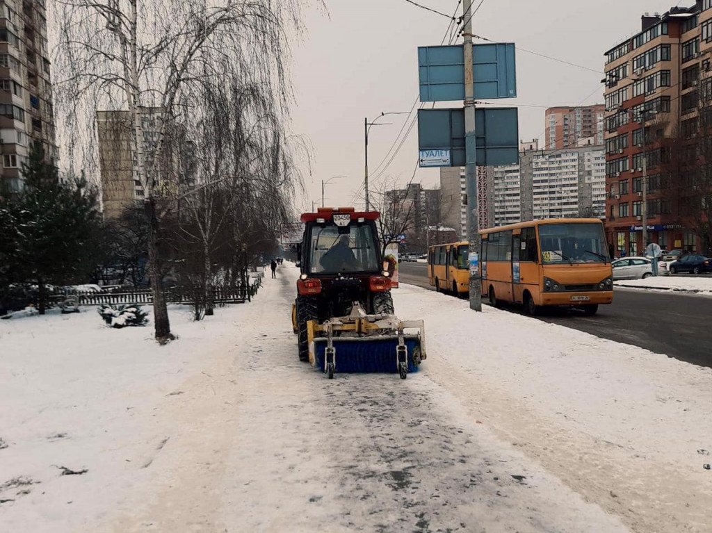 Столичные коммунальщики вышли на борьбу с “Олафом” (фото)