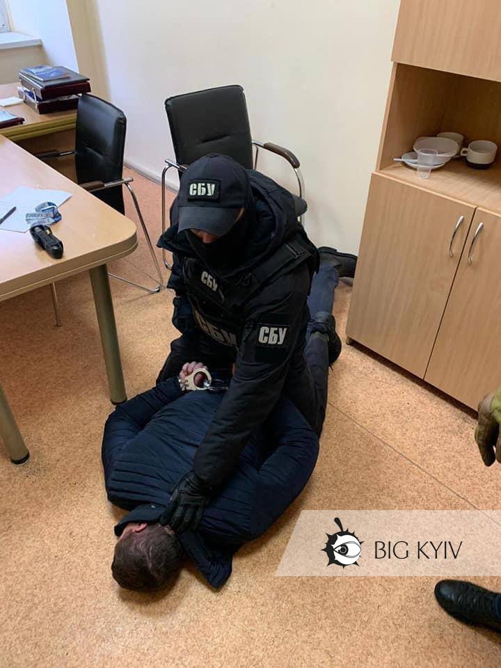 Замглавы одного из департаментов “Киевводоканала” задержали при получении взятки - СМИ (фото)