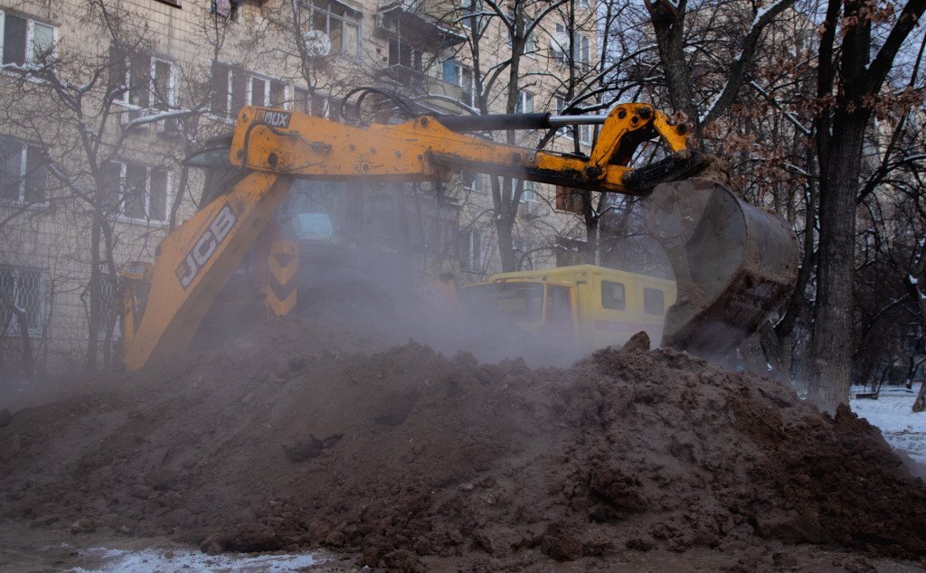 За несколько дней морозов в Киеве около сотни труб сетей отопления были повреждены (фото)