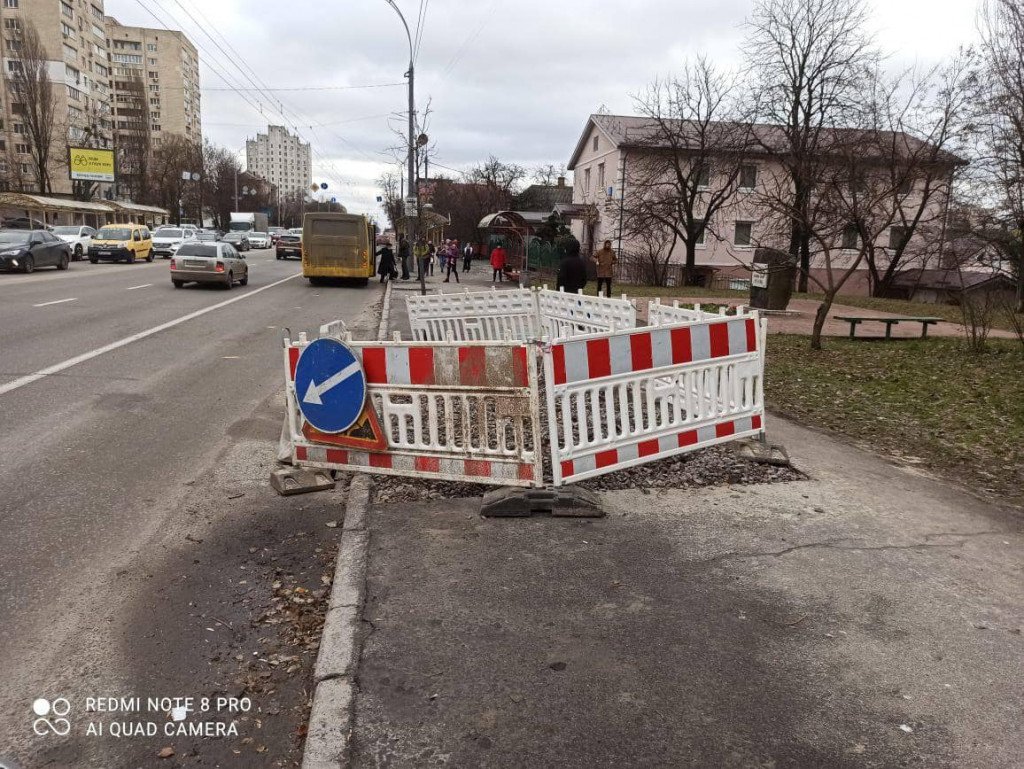 В “Киевавтодоре” пообещали, что провал на тротуаре на проспекте Лобановского будет ликвидирован при благоприятной погоде