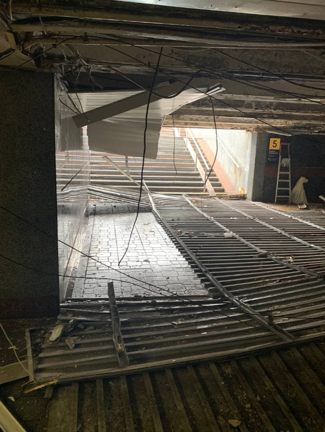 В переходе на Майдане Независимости “устал” потолок - соцсети (фото, видео)