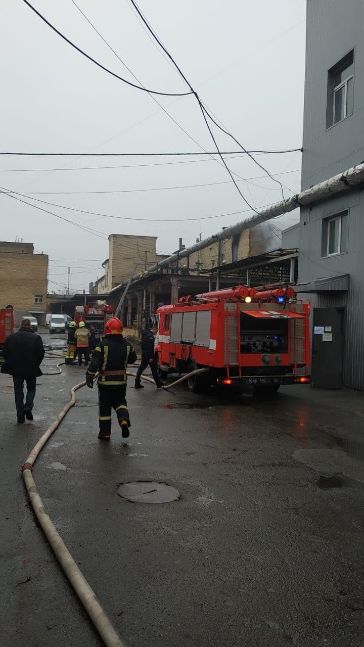 Столичные спасатели ликвидировали пожар в офисно-складском помещении “Укррыбы” (фото, видео)