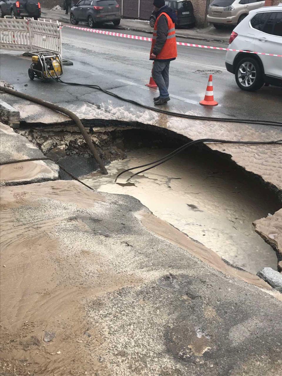 В Киеве из-за прорыва водопровода ограничили движение по улице Белицкой (фото)