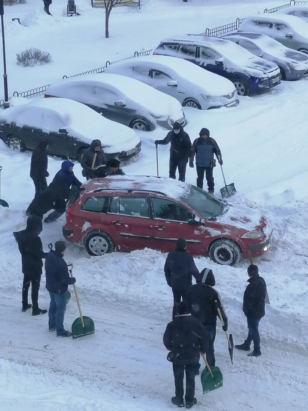 Служащие советов общин Киевщины массово вышли на уборку снега