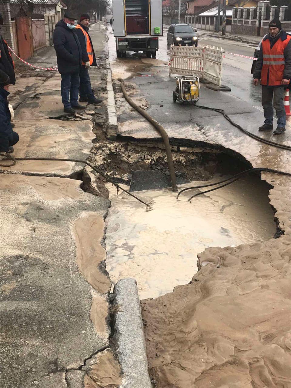 В Киеве из-за прорыва водопровода ограничили движение по улице Белицкой (фото)