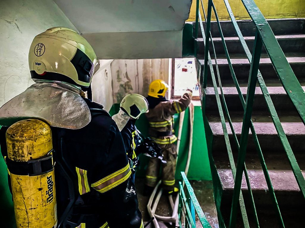 Столичные спасатели ликвидировали пожар в квартире на улице Малышко