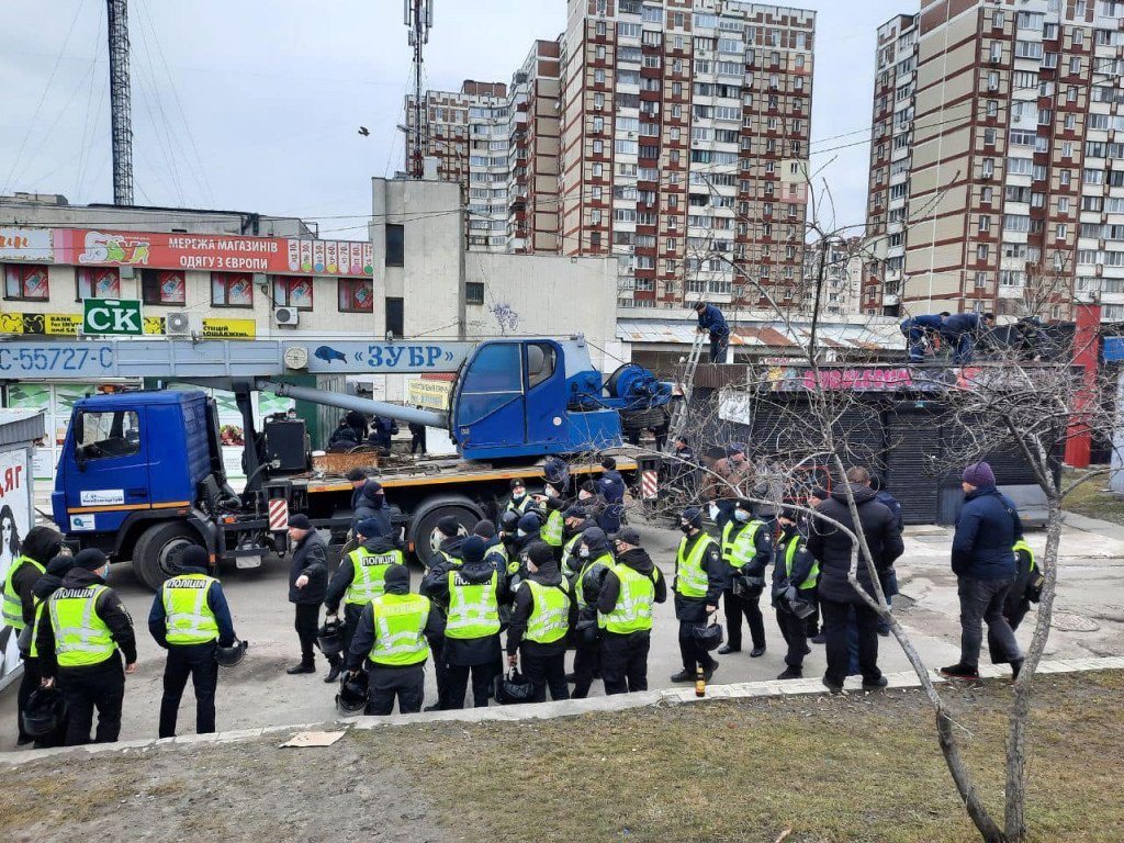 На проспекте Маяковского в Киеве начался демонтаж МАФов (фото, видео)