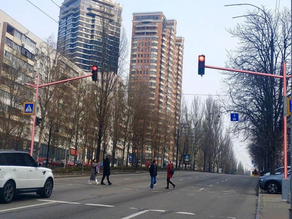 Киевские коммунальщики модернизировали светофорный объект на бульваре Леси Украинки