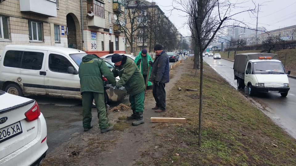 Коммунальщики решили бороться с парковкой на газонах на проспекте Соборности с помощью деревянных столбиков (фото)