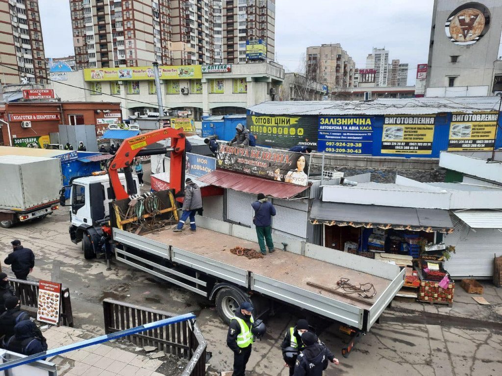 На проспекте Маяковского в Киеве начался демонтаж МАФов (фото, видео)