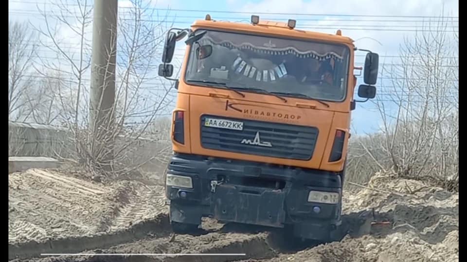 В Деснянской РГА будут разбираться, кто устроил свалку шин в районе