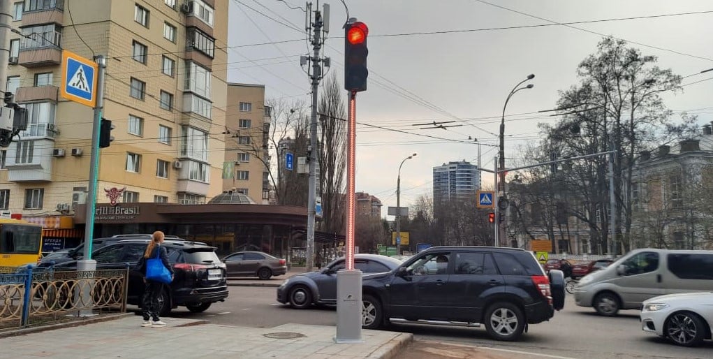 На еще одном перекрестке бульвара Леси Украинки установили светофоры со светодиодными консолями