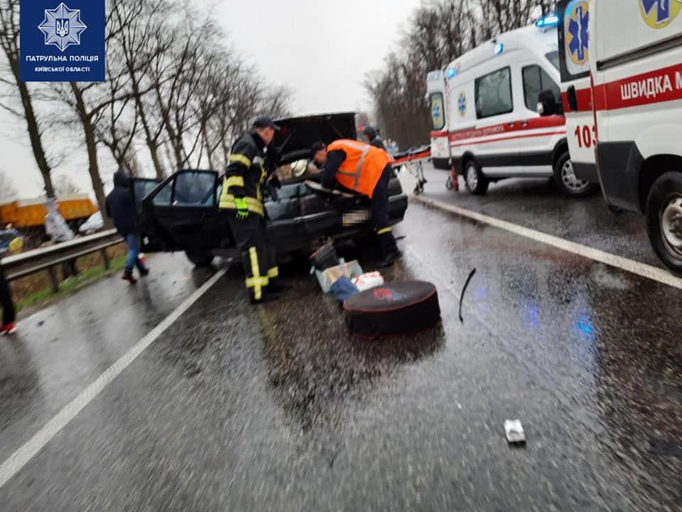 Смертельное ДТП под Киевом: столкнулись грузовик MAN и легковой автомобиль Peugeot (фото, видео)