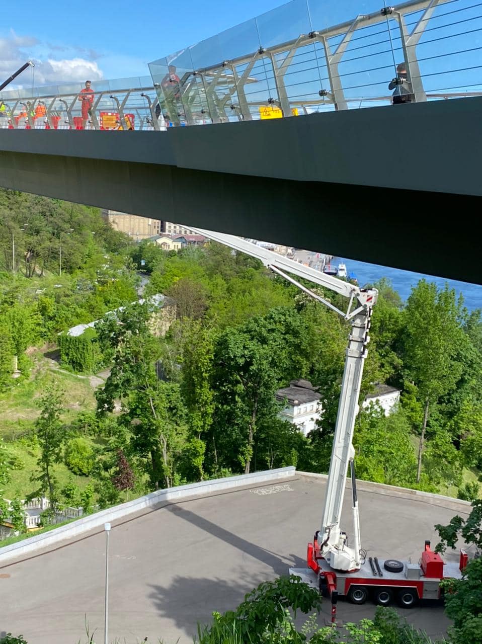 На пешеходно-велосипедном мосту в Киеве дорожники меняют панорамное стекло (фото)