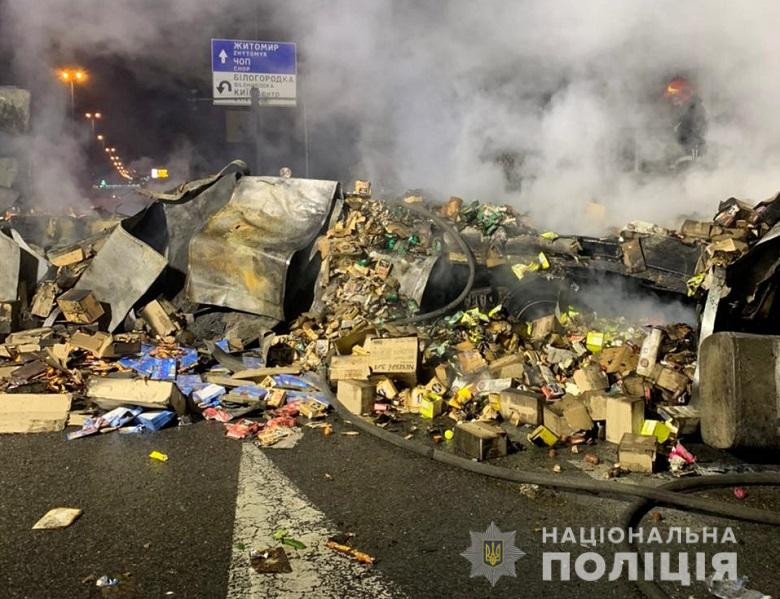 В смертельном ДТП с возгоранием в Киеве погибло три человека (видео)