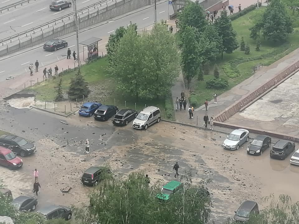 Около библиотеки Вернадского в Киеве произошла авария на теплосети, вода из-под земли била фонтаном (фото, видео)
