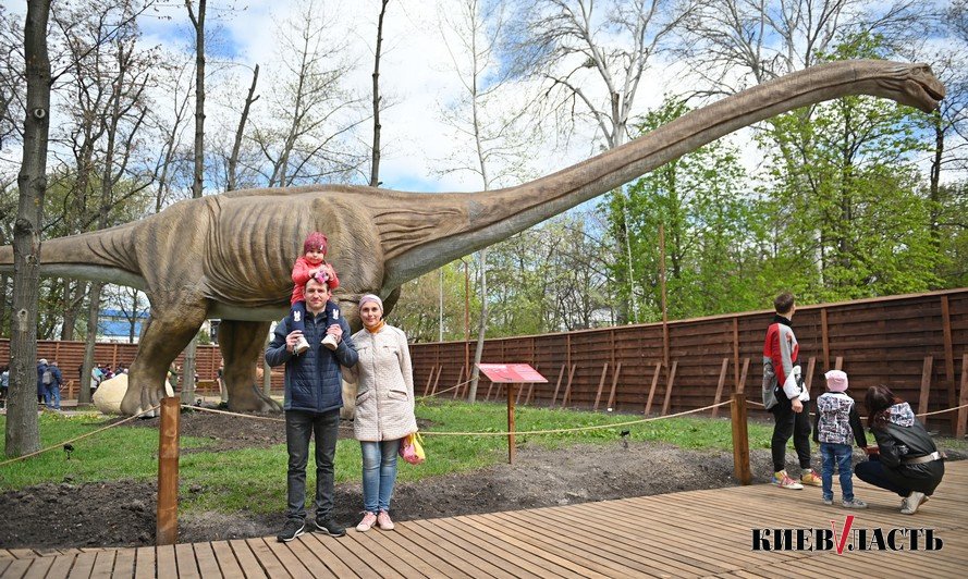 Когти и клыки: в Киеве открылся самый большой парк динозавров в Украине (фото)