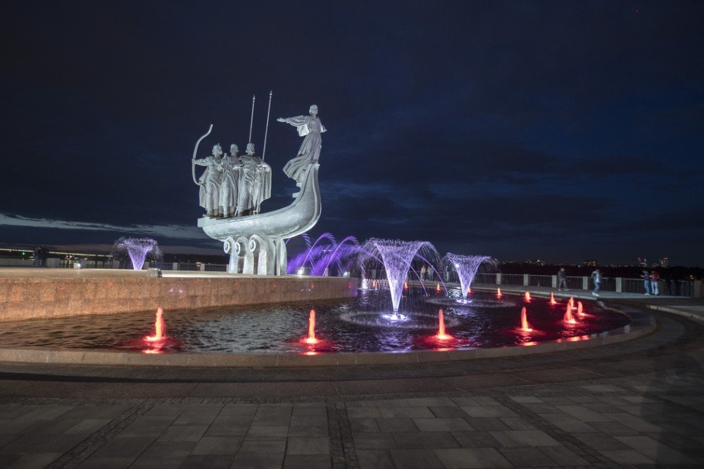 В Киеве открыли световой фонтан у памятника основателям Киева (фото)