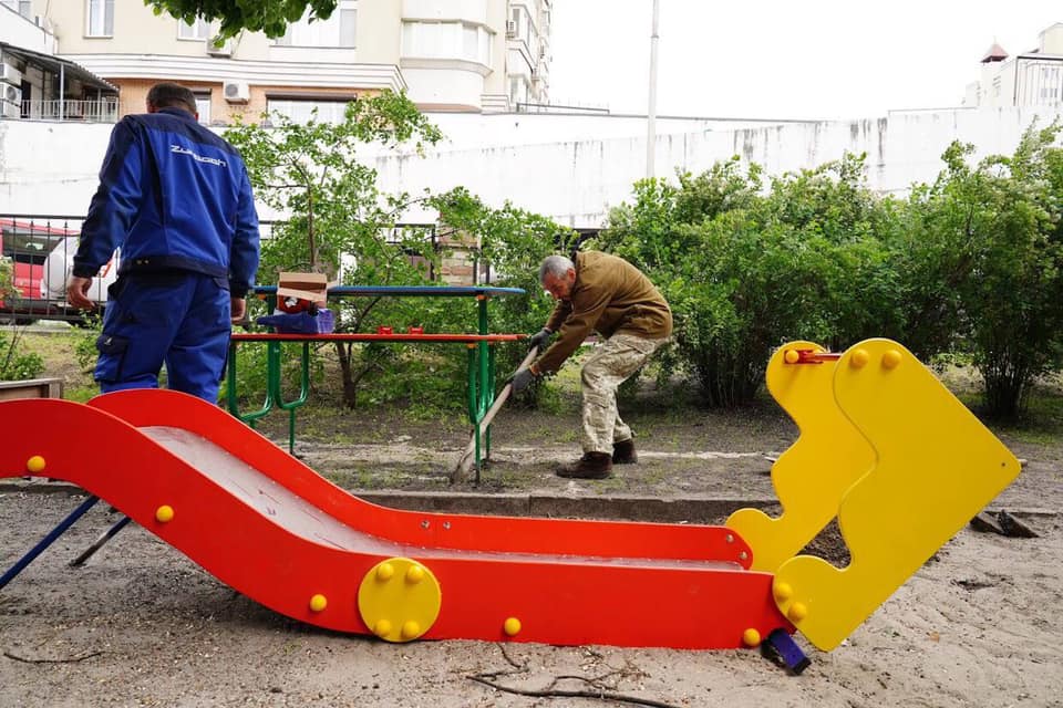 На столичной Оболони с улицы Приорской стартовало обновление детских площадок