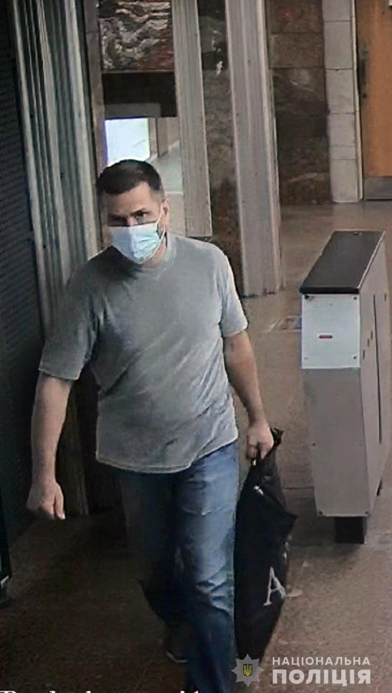Киевские полицейские разыскивают мужчину, ограбившего ювелирный магазин (фото, видео)