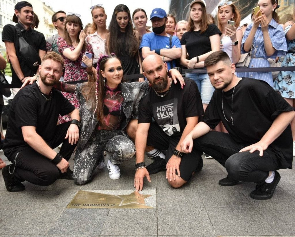 На Площади Звезд у ТРЦ Gulliver открыли звезду группы The Hardkiss (фото)