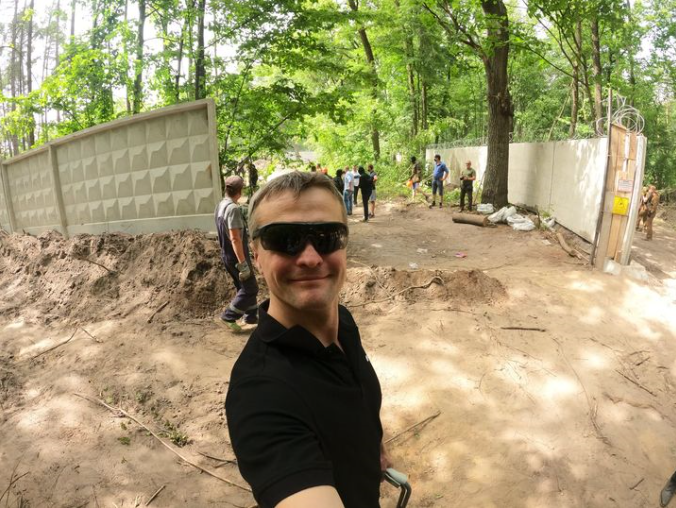 Столичные коммунальщики и активисты демонтируют забор вокруг строительства в Пуще-Водице (видео)