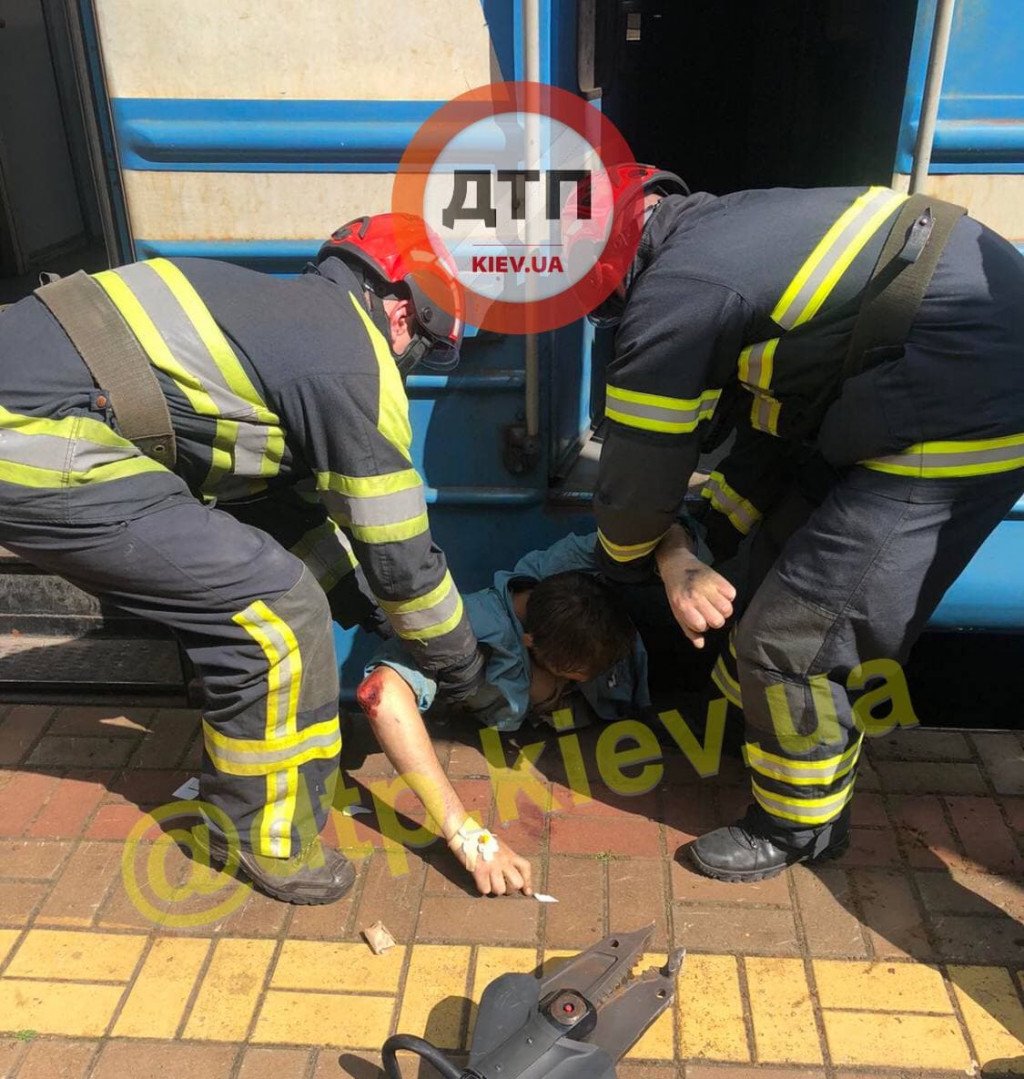 На станции “Караваевы дачи” в Киеве погиб мужчина, зажатый между платформой и вагоном