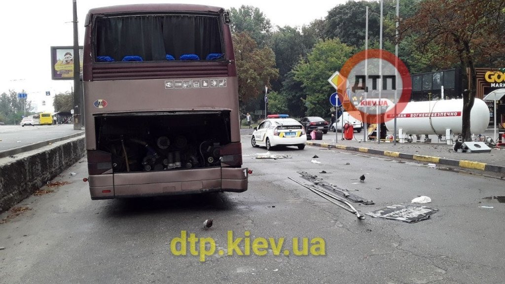 Международный рейсовый автобус опрокинулся в Киеве (фото, видео)