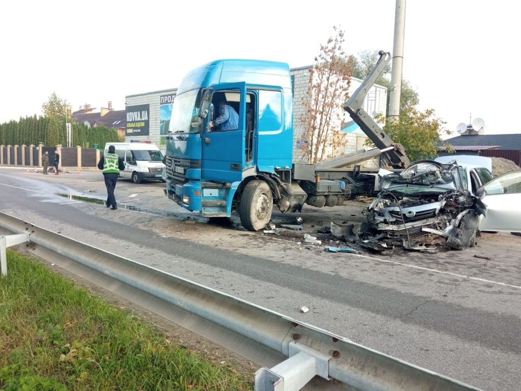 В Козине 2 человека погибли в результате столкновения легковушки с мусоровозом (фото)