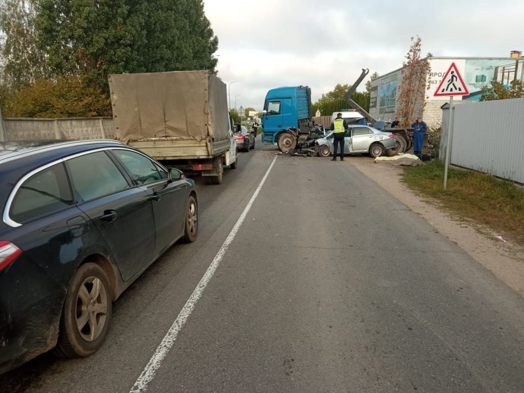 В Козине 2 человека погибли в результате столкновения легковушки с мусоровозом (фото)