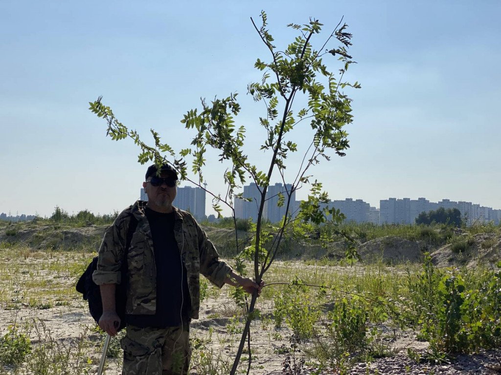 Ветерани АТО висадили дерева біля озера Вирлиця, де буде побудований Центр реабілітації учасників війни