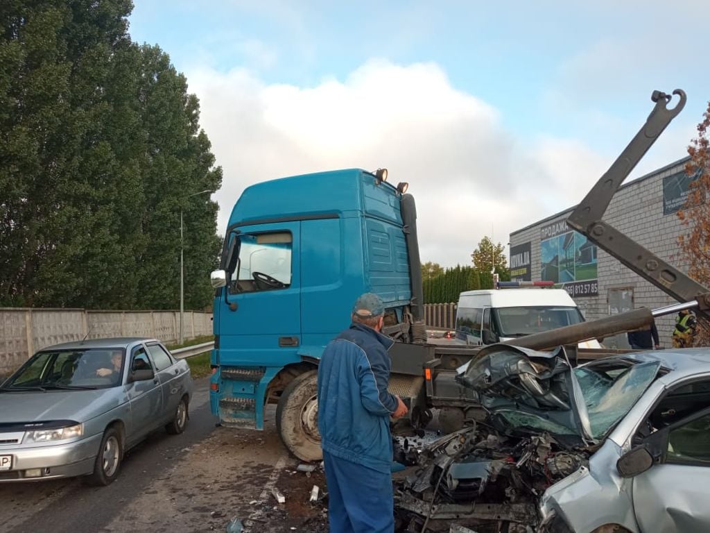 В Козине 2 человека погибли в результате столкновения легковушки с мусоровозом (фото)