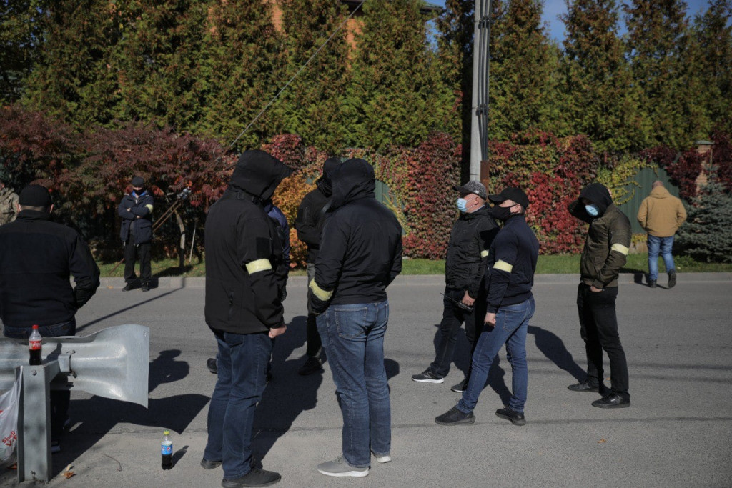 В Козине возле дома Порошенко произошли столкновения (видео, фото)