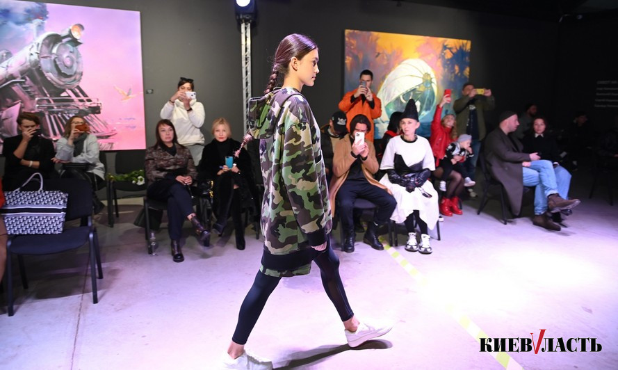 “МММ” в галерее “Лавра”: китопония и урбанистическая мода Виктора Анисимова (фото, видео)