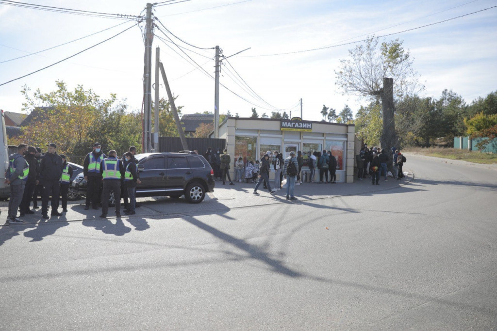 В Козине возле дома Порошенко произошли столкновения (видео, фото)