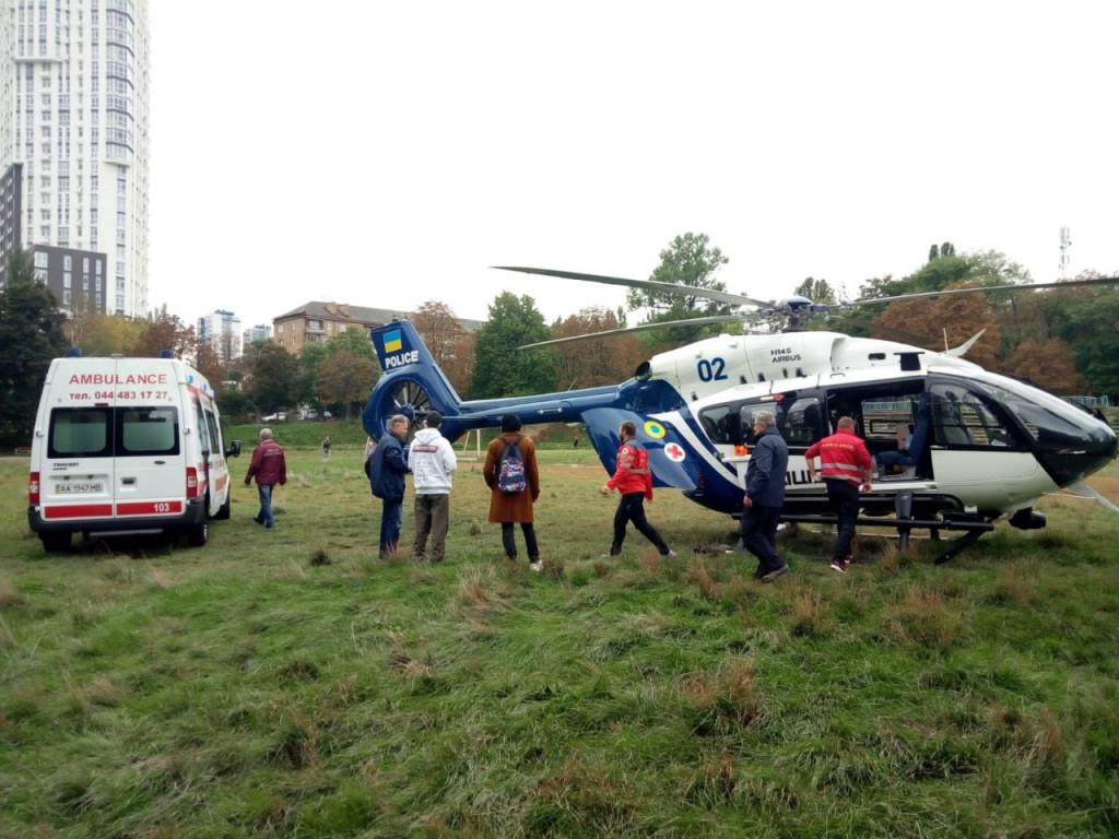 На Киевщине полицейский вертолет выполнил три рейса аэромедицинской эвакуации (фото, видео)