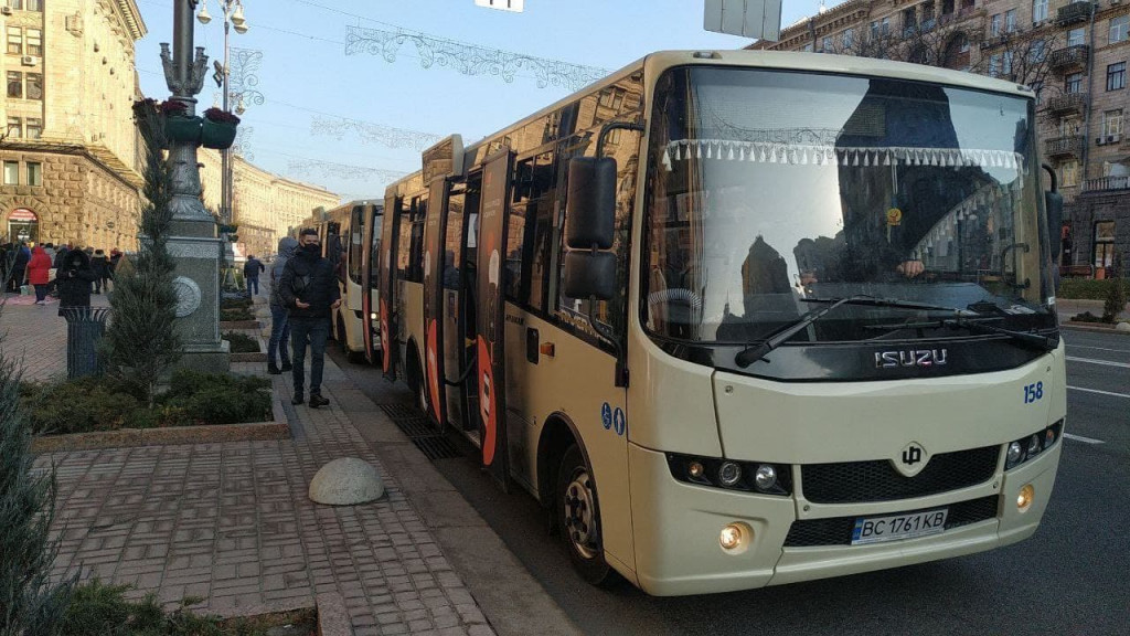 Несколько сотен киевлян вышли на акцию протеста под КГГА, начинаются потасовки, – очевидцы