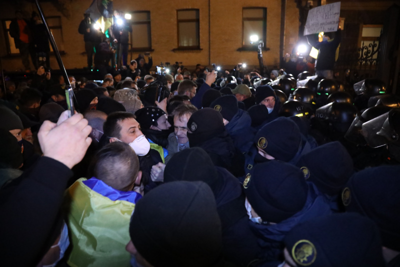 Под Офисом президента произошли стычки между митингующими и силовиками (фото, видео)