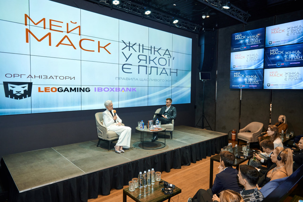 Мама Илона Маска посетила Киев и примеряла наряды украинских брендов (фото)