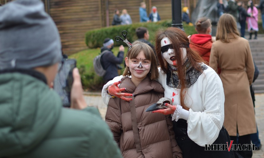 Зомби на улицах Киева: в центре столицы прошел костюмированный парад в честь Хэллоуина (фото)