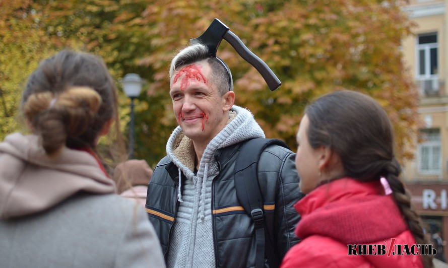 Зомби на улицах Киева: в центре столицы прошел костюмированный парад в честь Хэллоуина (фото)