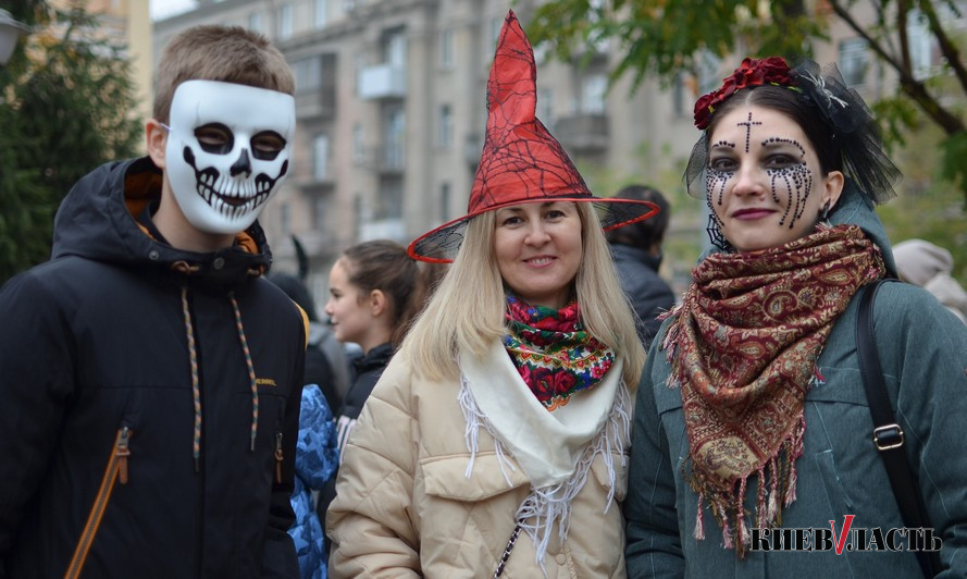 Зомби на улицах Киева: в центре столицы прошел костюмированный парад в честь Хэллоуина (фото)