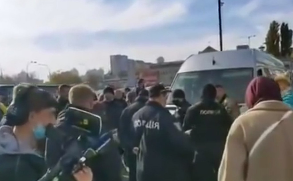 На киевском вокзале полиция с автоматами заблокировала автобус из-за отсутствия ковид-сертификата у водителя
