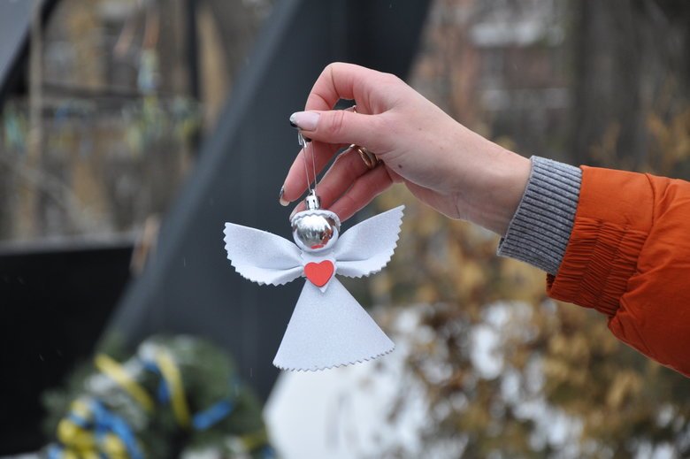 В центре Киева установили елку в честь погибших Героев Небесной Сотни (фото)