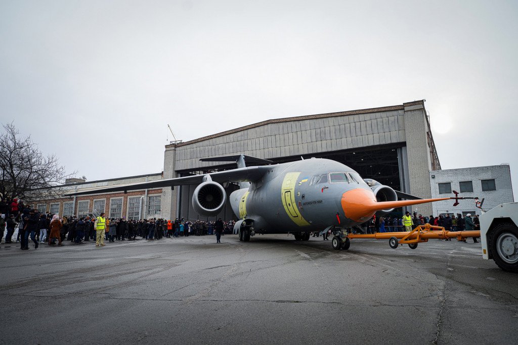 “Антонов” представил военно-транспортный самолет нового поколения (фото, видео)